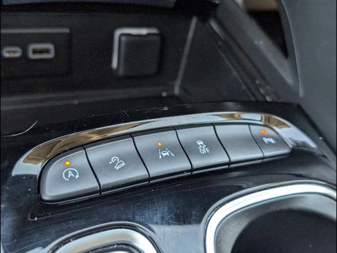 Used 2023 Buick Envision Essence image 16