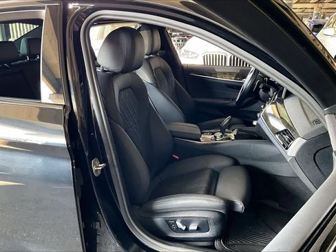 Used 2022 BMW 530i w/ M Sport Package image 8
