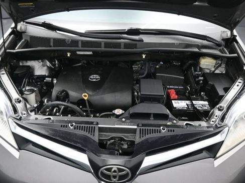 Used 2018 Toyota Sienna LE w/ Carpet Mat Package FWD image 57