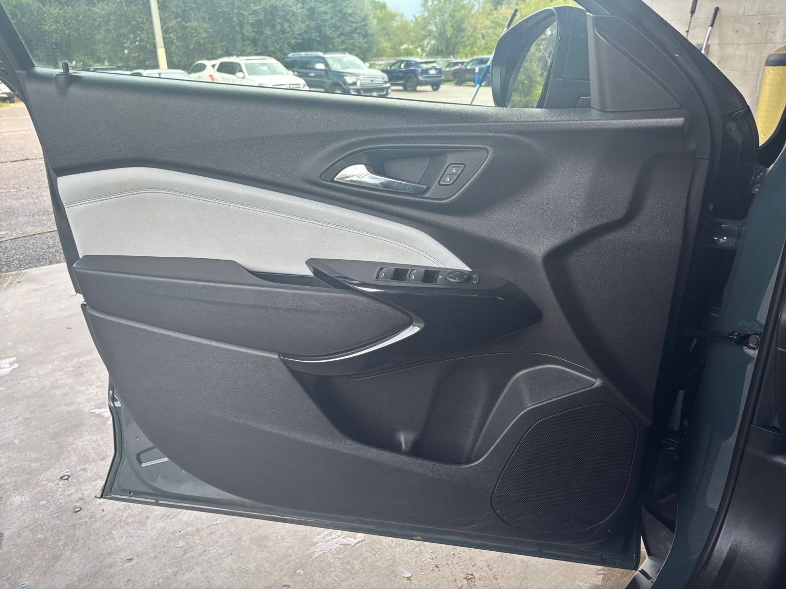 Used 2025 Chevrolet Trax LT FWD image 18