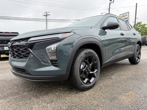 New 2026 Chevrolet Trax LT w/ Midnight Edition FWD image 2