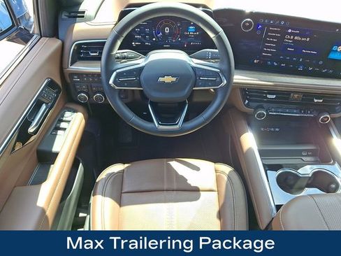 Used 2025 Chevrolet Suburban High Country AWD/4WD image 3