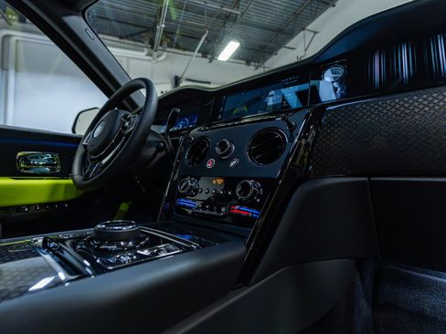 Used 2025 Rolls-Royce Cullinan Black Badge image 30