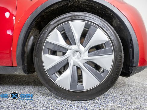 Used 2023 Tesla Model Y Long Range AWD/4WD image 41
