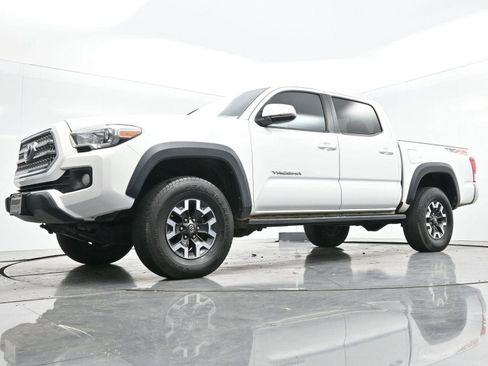 Used 2017 Toyota Tacoma TRD Off-Road image 44