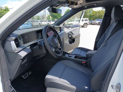 New 2026 Volkswagen Tiguan SE R-Line FWD image 10