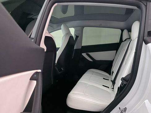 Used 2021 Tesla Model Y Long Range image 21