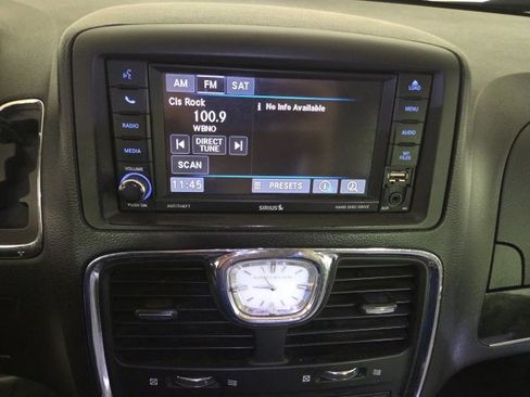 Used 2015 Chrysler Town & Country Touring image 40