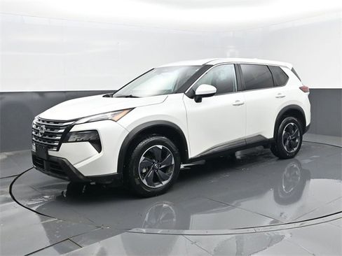 Used 2025 Nissan Rogue SV image 2