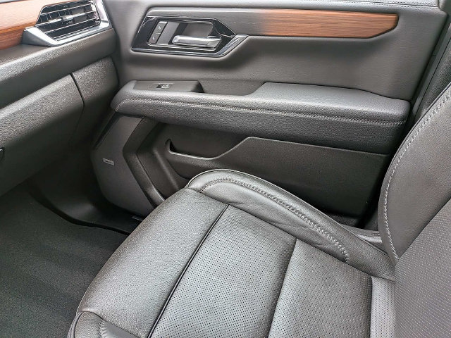 Used 2025 GMC Yukon XL Denali AWD/4WD image 17