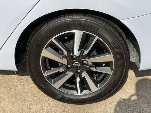 Used 2025 Nissan Versa SV image 8