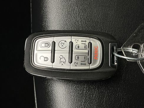 Used 2025 Chrysler Pacifica Select image 26