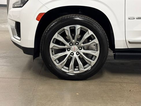 Used 2021 GMC Yukon Denali w/ Denali Premium Package image 11