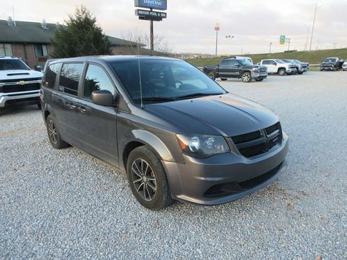 Used 2017 Dodge Grand Caravan SE image 2