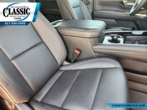 Used 2025 Chevrolet Suburban LT w/ Comfort Package AWD/4WD image 15