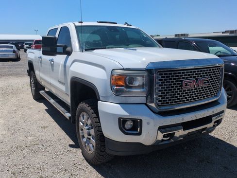 Used 2015 GMC Sierra 2500 Denali w/ Duramax Plus Package AWD/4WD image 3