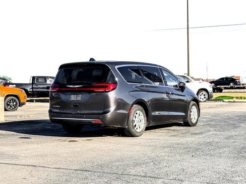 Used 2023 Chrysler Pacifica Touring-L image 6