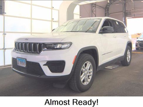 Used 2023 Jeep Grand Cherokee Laredo image 1