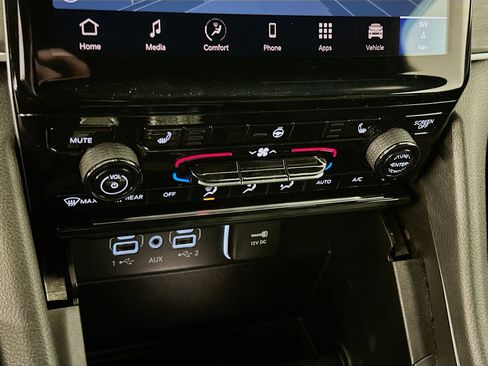 Used 2024 Jeep Grand Cherokee Limited image 24