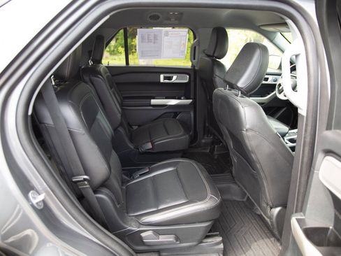 Used 2022 Ford Explorer Limited w/ Equipment Group 301A AWD/4WD image 23