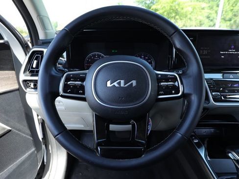 Used 2022 Kia Sorento EX w/ Panoramic Sunroof Package FWD image 6