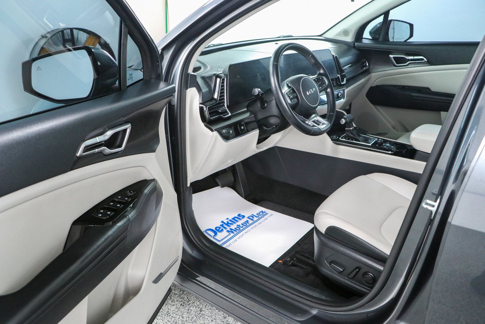 Used 2024 Kia Sportage EX FWD image 3