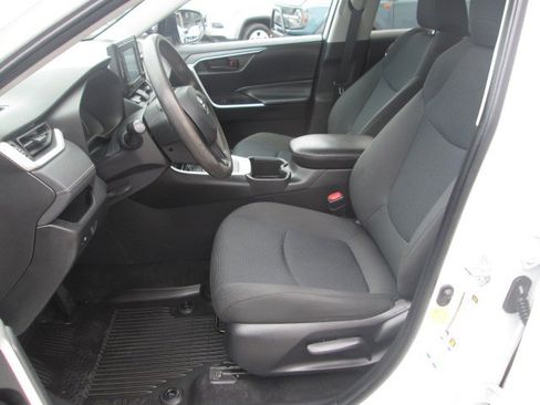 Used 2022 Toyota RAV4 LE image 9