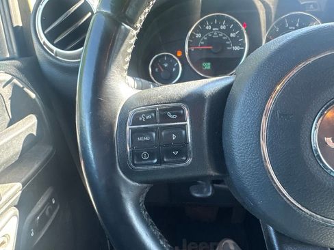 Used 2018 Jeep Wrangler Unlimited Rubicon w/ Connectivity Group AWD/4WD image 12
