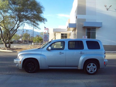 Used 2010 Chevrolet HHR LT FWD image 4