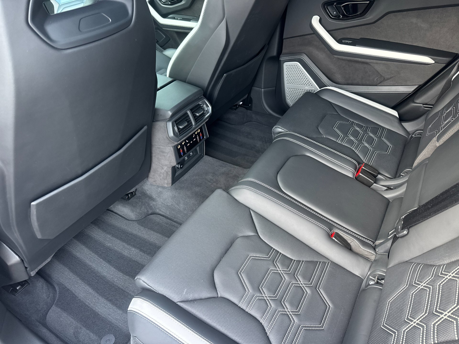 Used 2025 Lamborghini Urus SE AWD/4WD image 8