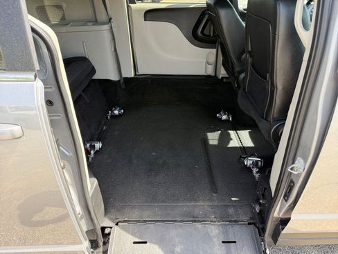 Used 2018 Dodge Grand Caravan SXT FWD image 15