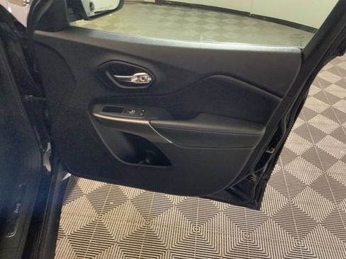 Used 2019 Jeep Cherokee Limited image 36