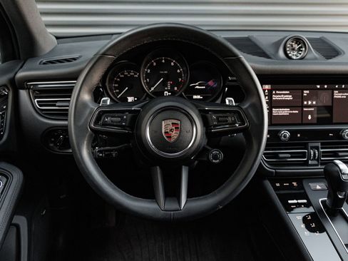 Certified 2025 Porsche Macan AWD/4WD image 17