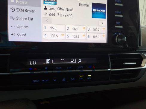 Used 2021 Toyota Sienna LE w/ LE Plus Package FWD image 23