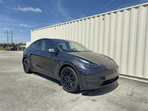 Used 2024 Tesla Model Y Long Range AWD/4WD image 1