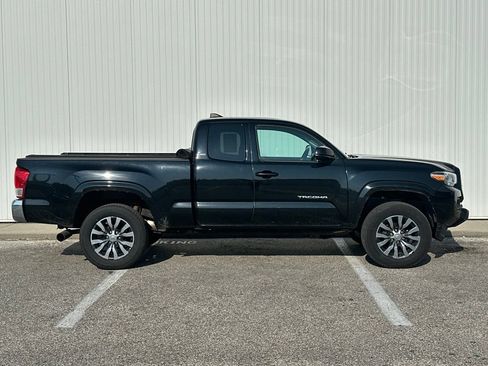 Used 2017 Toyota Tacoma SR5 AWD/4WD image 9