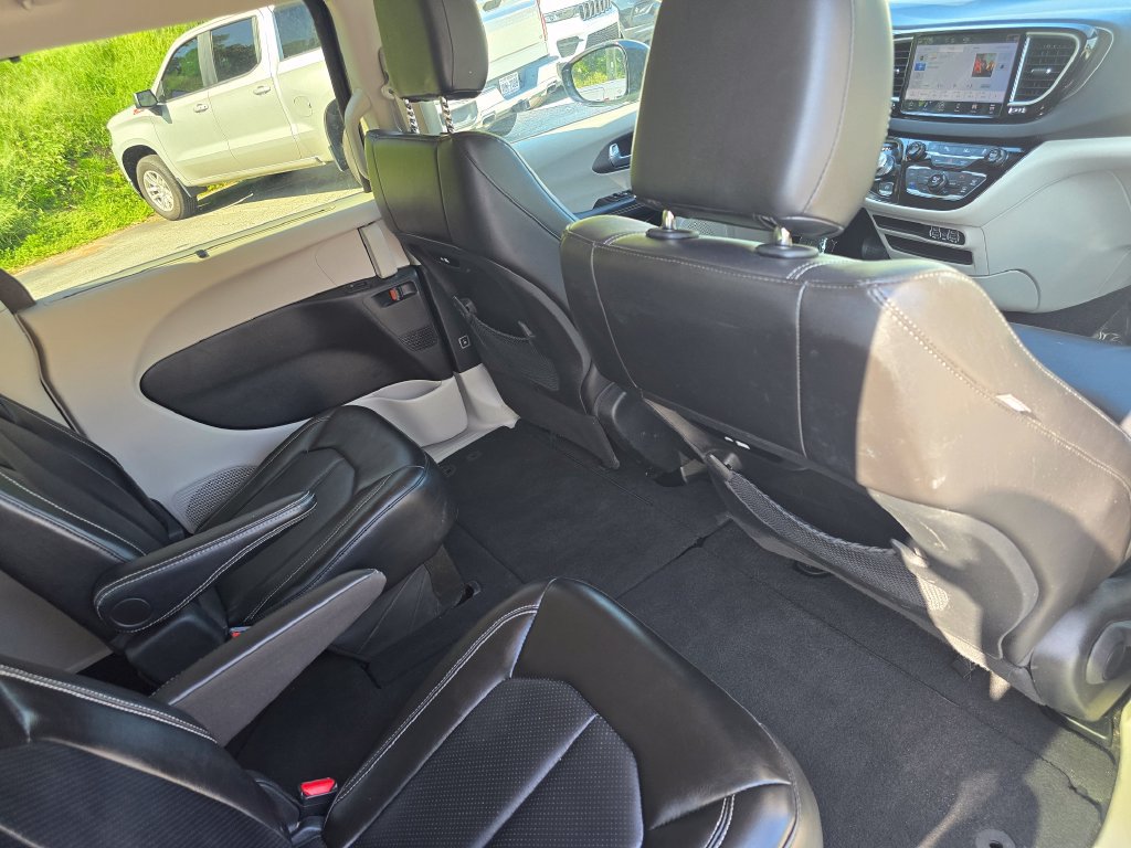 Used 2024 Chrysler Pacifica Touring-L FWD image 27