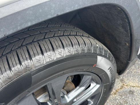 Used 2021 Chevrolet Traverse RS image 33