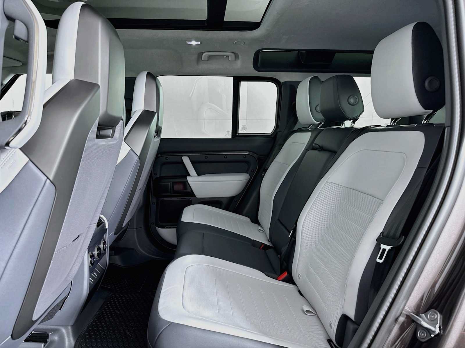 New 2026 Land Rover Defender 110 OCTA AWD/4WD image 21