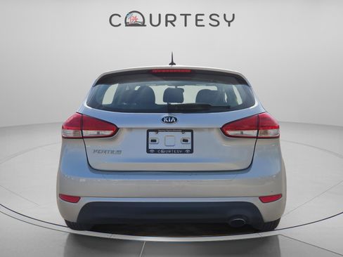 Used 2017 Kia Forte LX image 5