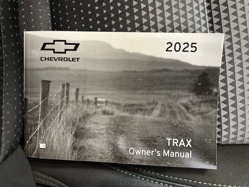 Used 2025 Chevrolet Trax LT w/ LT Convenience Package FWD image 34