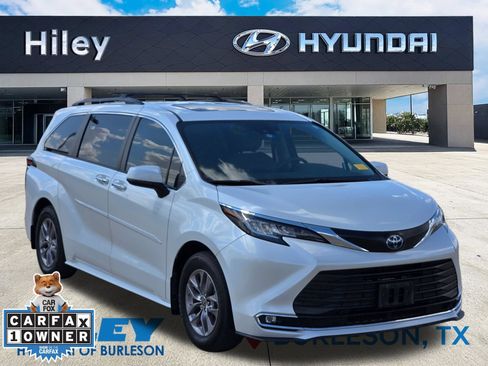 Used 2023 Toyota Sienna XLE FWD image 2