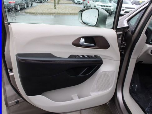 Used 2018 Chrysler Pacifica Touring-L Plus image 17