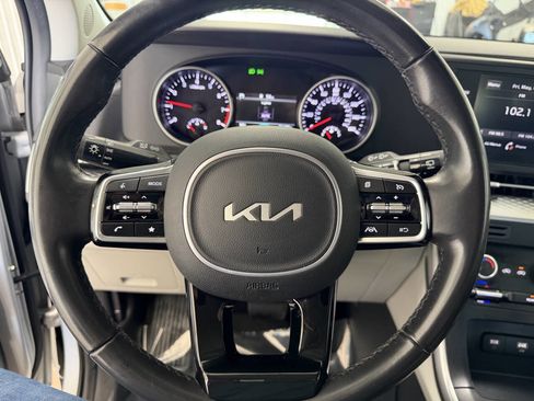 Used 2023 Kia Carnival LX FWD image 16