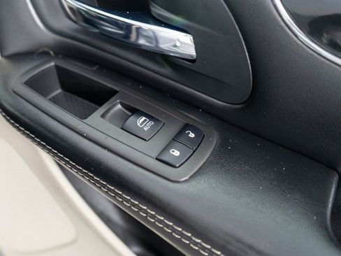 Used 2018 Dodge Grand Caravan SXT image 12