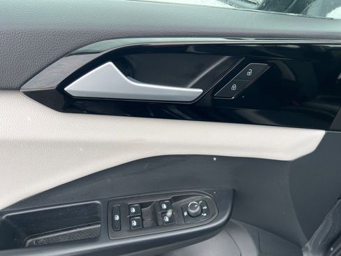 Used 2025 Volkswagen Taos S image 8