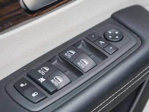 Used 2022 Chrysler Pacifica Limited FWD image 19
