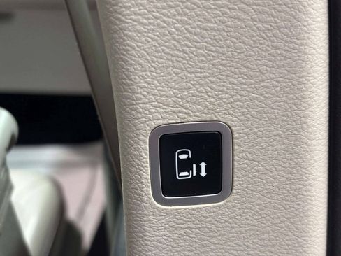 Used 2017 Chrysler Pacifica Limited w/ UConnect Theater Package FWD image 21