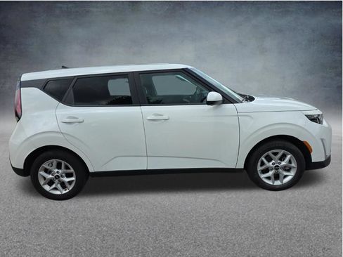 Used 2025 Kia Soul LX w/ LX Technology Package FWD image 9