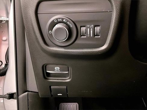 Used 2023 Jeep Grand Cherokee Laredo image 33